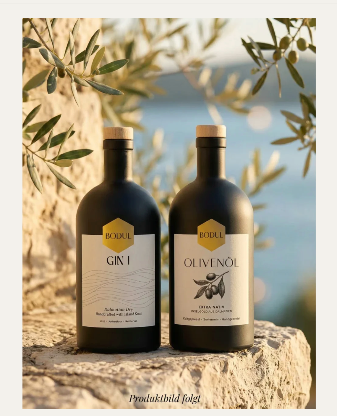 Bodul Gin I und Olivenöl auf Steinmauer mit Meerblick